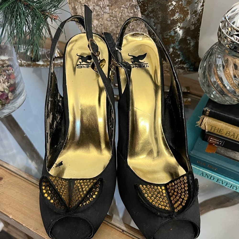 Vintage women's Sheik peep toe stilettos. Gorgeous gold heels size 9